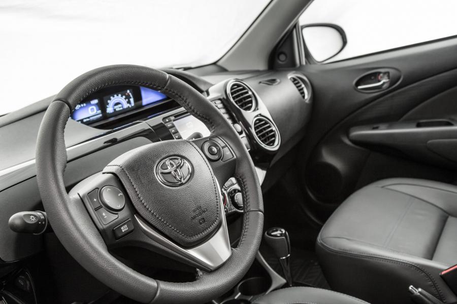 Интерьер Toyota Etios Platinum Hatchback 2016 года  (LA) (фото 5 из 10)